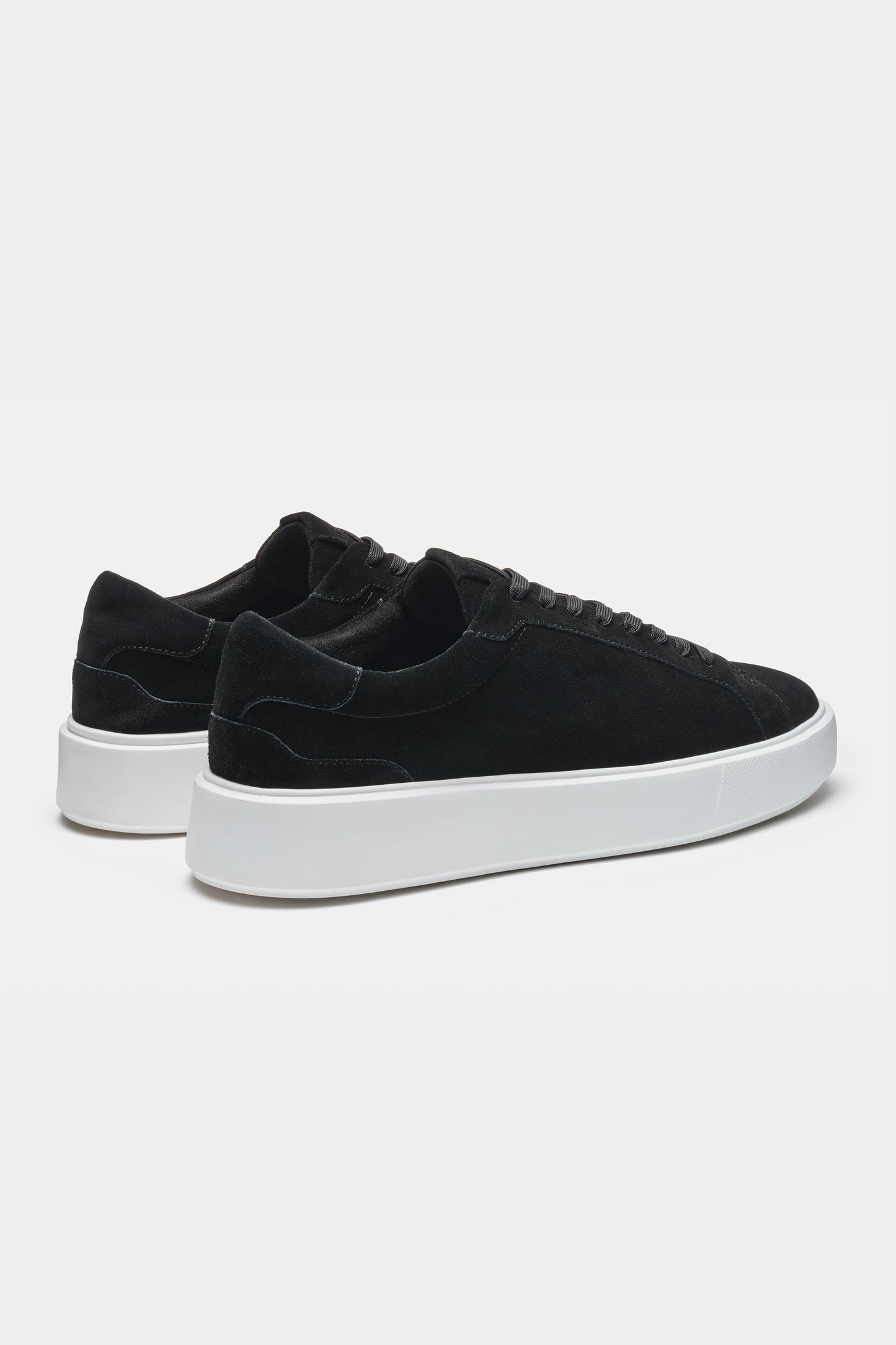 LE CLASSICHE SNEAKERS IN SUEDE
