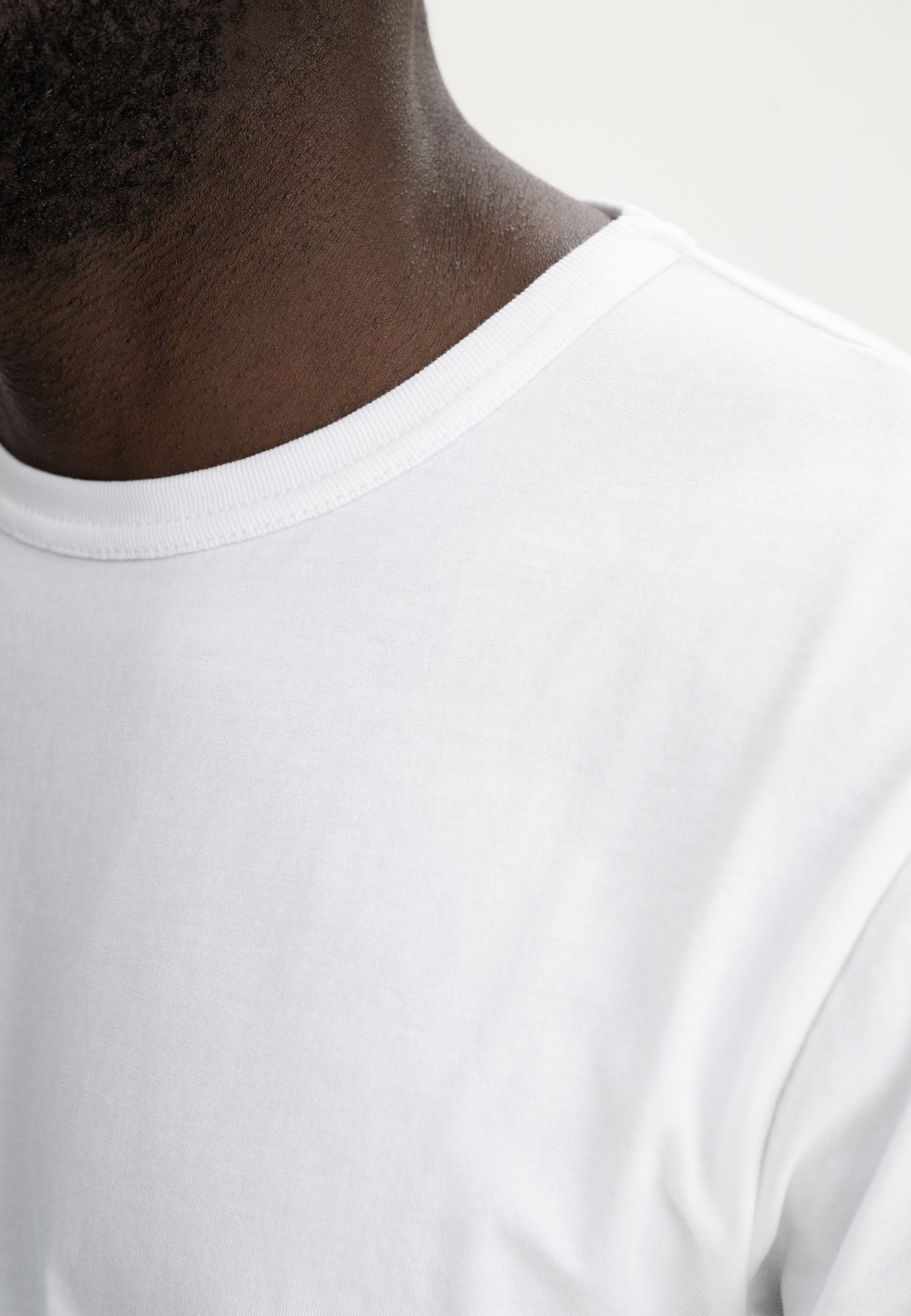 T-shirt modello IZAAN